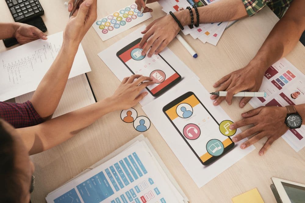 how to manage a social media team